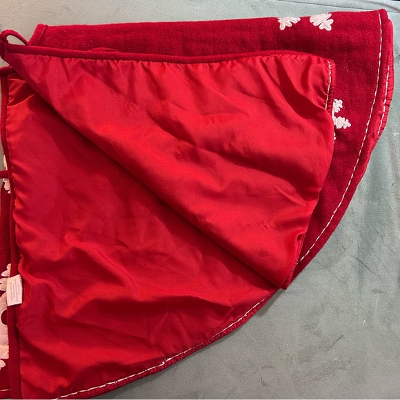 Red Christmas Tree skirt with snowflakes appliqué motif (fully lined) - Picture 3 of 8